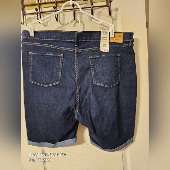 Levis Signature Gold Label Mid Rise Bermuda Jean Shorts NWT Plus Size 24W - Picture 2 of 11